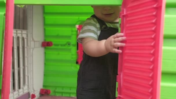 Kindheit Kleinkind Mutterschaft Sommer Glücklich Lächelnd Spielt Baby Boy Kid — Stockvideo