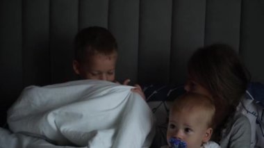 Dört çocuklu bir grup televizyon izliyor, patlamış mısır yiyor ve evdeki kanepede oturuyor. Evde heyecanlı bir film izleyen iki kız ve erkek bebek. Kardeşler yatakta. Sabahleyin. Çocukluk, arkadaşlık arkadaşlık..