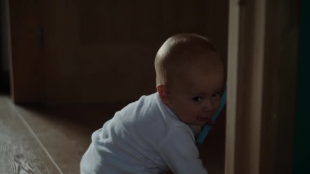 Feliz Bebé Niño Arrastrándose Suelo Niño Explorando Casa Curioso Bebé — Vídeo de stock