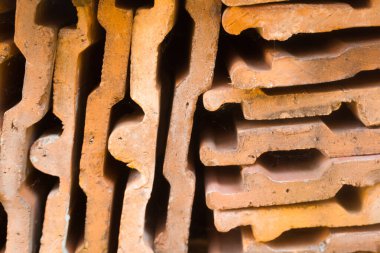 Turuncu çatı fayansları. İnşaat malzemeleri. Çatı malzemesi. Döşeme yığını. Yakın plan..