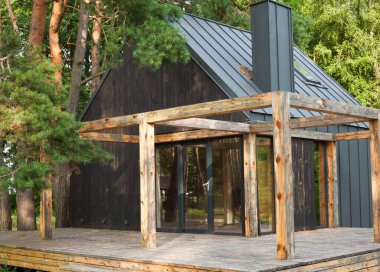 Modern kamp evinin inşaatı. Tatil için kiraladım. Kamp kulübesi.