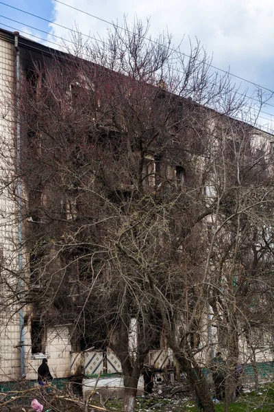 2022年4月12日 ロシアによるウクライナ侵攻 ロシア軍の砲撃で家屋が被害を受けた シェルと火の痕跡 破壊されたアパート — ストック写真