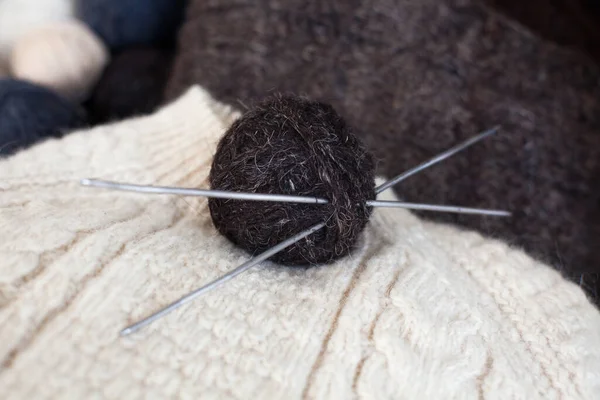 編み物 黒い毛糸の玉で針を編む ニット生地 — ストック写真