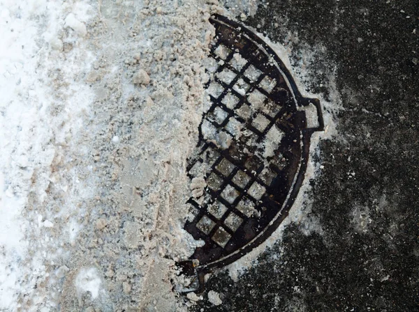 Manhole Parcialmente Coberto Com Neve Inverno — Fotografia de Stock