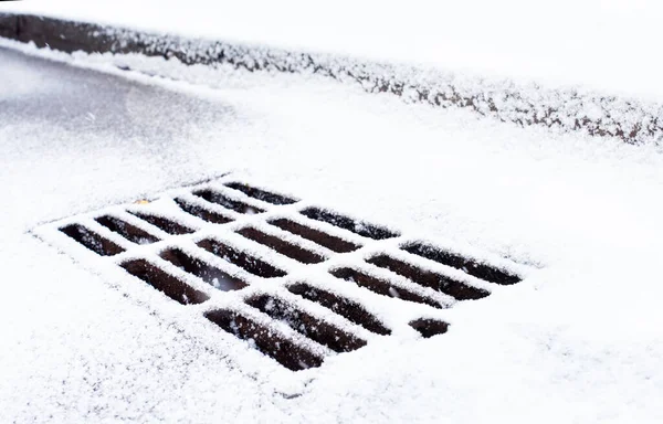 Металлическая Дренажная Решетка Покрытая Снегом Зимой — стоковое фото