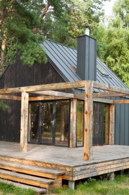 Modern kamp evinin inşaatı. Tatil için kiraladım. Kamp kulübesi.