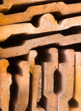 Turuncu çatı fayansları. İnşaat malzemeleri. Çatı malzemesi. Döşeme yığını. Yakın plan..