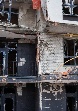 Irpin, Kyiv bölgesi, Ukrayna - 12 Nisan 2022: Rus işgali. Yerleşim yerleri, Rus bombardımanlarından zarar gördü. Bombardıman ve ateş izleri. Yıkılmış daireler.