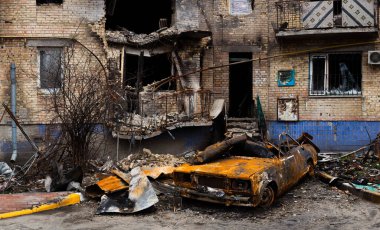 Irpin, Kyiv bölgesi, Ukrayna - 12 Nisan 2022: Rus işgali. Yerleşim yerleri ve araba Rus bombardımanlarından zarar gördü. Bombardıman ve ateş izleri. Yıkılmış daireler.