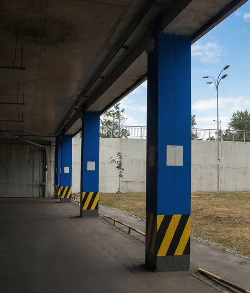 Parken Unter Dem Gebäude Tiefgarage Betonstützen — Stockfoto
