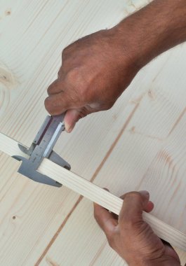 Vernier Calipers (Callipers) ile ölçmek. Joiner 'in (marangoz) aleti. Ahşap işleme aracı. Yakın plan..