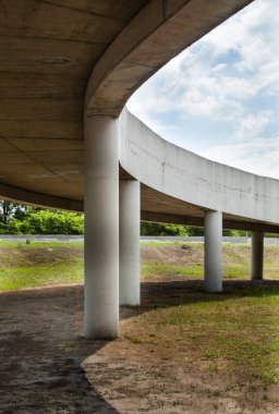 Sınıf ayrımlı yol kavşağının rampası. Alt görünüm.