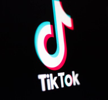 Kyiv, Ukrayna - 9 Mart 2021: Ekranda TikTok logosu. Popüler sosyal ağ. Video paylaşım sosyal ağ hizmeti.