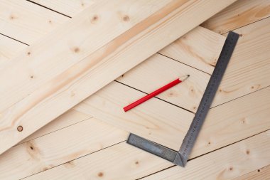 Bir kare ve bir kalem. Ölçmek için bir araç. Joiner 'in (marangoz) atölyesi. Yakın plan..