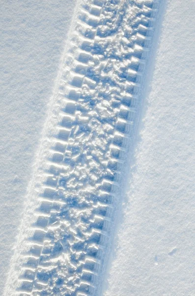 Ślady Kół Powierzchni Śniegu Biały Świeży Śnieg Słoneczny Zimowy Dzień — Zdjęcie stockowe
