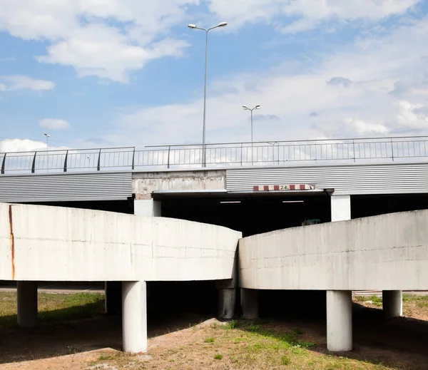 Die Rampe Der Gradgetrennten Straßenkreuzung Straße Unter Der Brücke — Stockfoto
