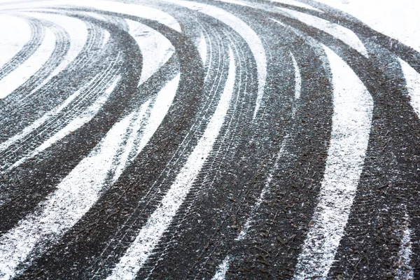 Ίχνη Τροχών Στον Χειμερινό Δρόμο Καλυμμένα Χιόνι — Φωτογραφία Αρχείου