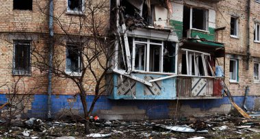 Irpin, Kyiv bölgesi, Ukrayna - 12 Nisan 2022: Rus işgali. Yerleşim yerleri, Rus bombardımanlarından zarar gördü. Bombardıman ve ateş izleri. Yıkılmış daireler.