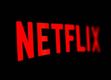 Kyiv, Ukrayna - 9 Mart 2021: Netflix logosu ekranda. Netflix, ABD 'li içerik platformu ve yapım şirketidir..