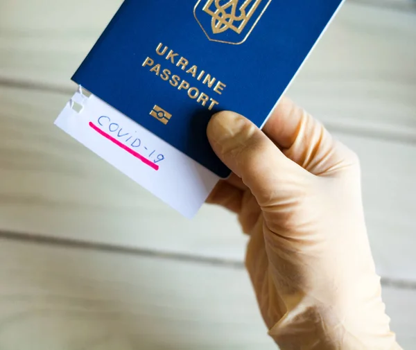 Hand Medical Glove Holding Passport Covid Note Coronavirus Disease Outbreak — Stock Photo, Image