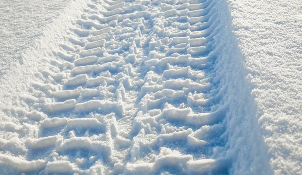 Ślady Kół Powierzchni Śniegu Słoneczny Zimowy Dzień — Zdjęcie stockowe