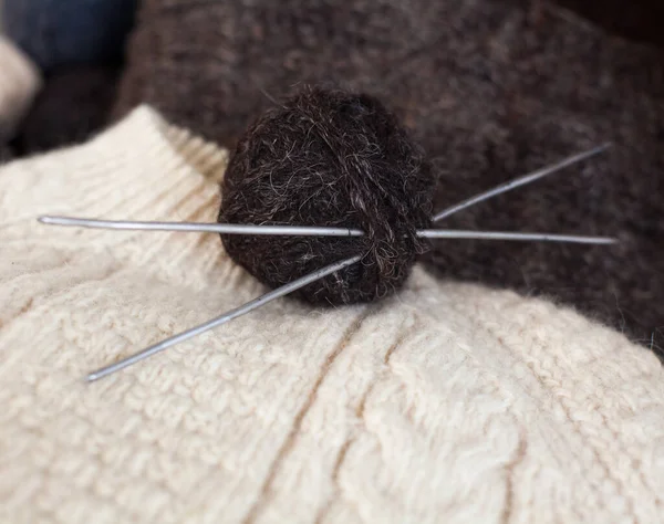 編み物 黒い毛糸の玉で針を編む ニット生地 — ストック写真
