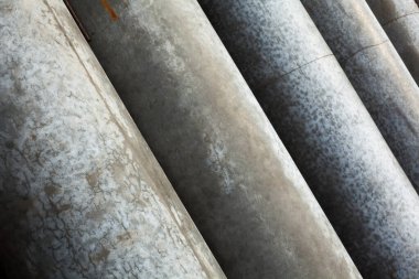 Beton borular. Bir yığın yeni beton boru. İnşaat malzemesi.