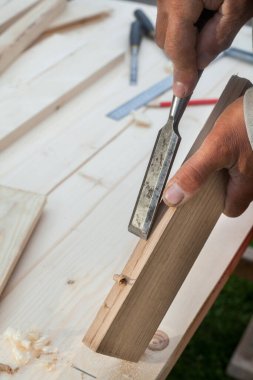 Keski ile çalışmak. Joiner 'in (marangoz) aletleri. Ahşap işleme aletleri. Yakın plan..