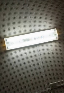 Tavandaki lamba karanlıkta parlıyor. Elektrik ışığı.