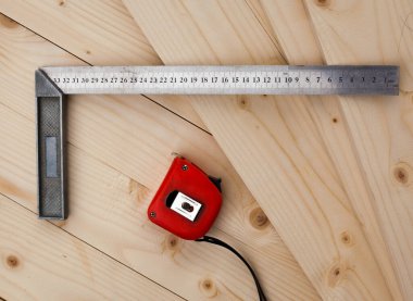 Bir mezura ve bir kare. Ölçmek için aletler. Joiner 'in (marangoz) atölyesi. Yakın plan..