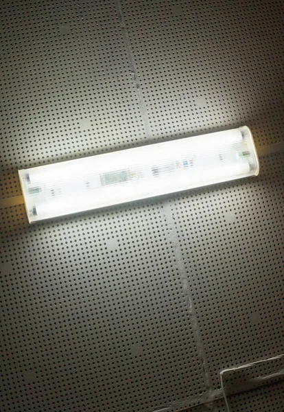 Tavandaki lamba karanlıkta parlıyor. Elektrik ışığı.