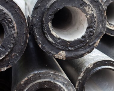 Beton borular (borular, direkler, kolonlar, kazık, sütun). İnşaat malzemesi.