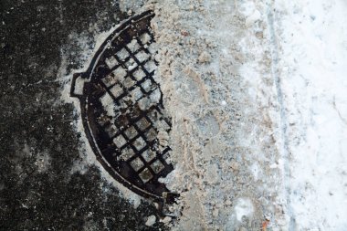 Kanalizasyon kışın kısmen karla kaplıdır.. 