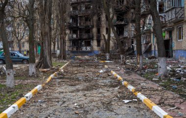 Irpin, Kyiv bölgesi, Ukrayna - 12 Nisan 2022: Rus işgali. Yerleşim yerleri, Rus bombardımanlarından zarar gördü. Bombardıman ve ateş izleri. Yıkılmış daireler.