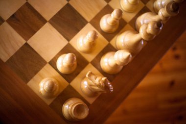 Satranç tahtasındaki beyaz tahta satranç taşları. Oyun için hazır mısın?.