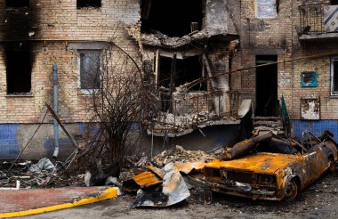 Irpin, Kyiv bölgesi, Ukrayna - 12 Nisan 2022: Rus işgali. Yerleşim yerleri ve araba Rus bombardımanlarından zarar gördü. Bombardıman ve ateş izleri. Yıkılmış daireler.