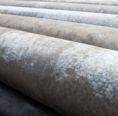 Beton borular. Bir yığın yeni beton boru. İnşaat malzemesi.