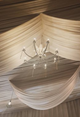 Evin içi tavanda avize ve kahverengi fırın.