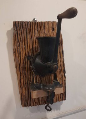 Duvarda kahve öğütücüsü var.