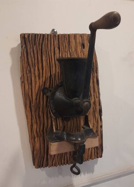 Duvarda kahve öğütücüsü var.