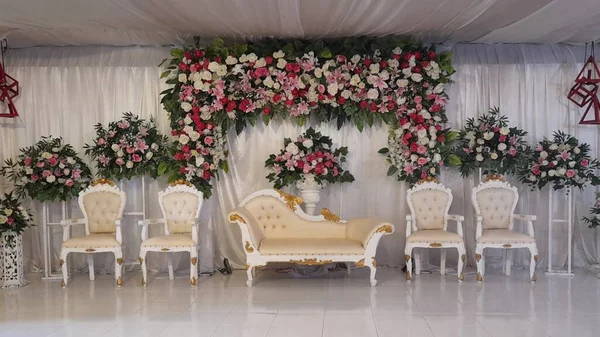 Indonesiska Bröllop Scenen Gången Dekorerad Med Färgglada Naturliga Blommor — Stockfoto