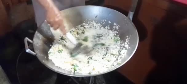 Primer Plano Mano Del Chef Cocinando Arroz Frito Wok Caliente — Vídeos de Stock