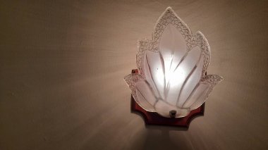 Duvarda parlayan lambalar