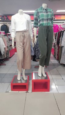 Manequins yeni giysileri, ön görünümü gösteriyor