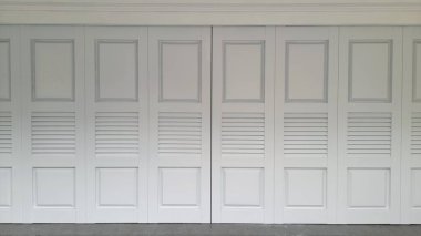 Evin geniş beyaz garaj kapısı