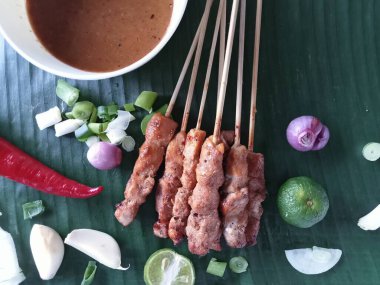 Muz yapraklı tavuk satay, Endonezya mutfağı 