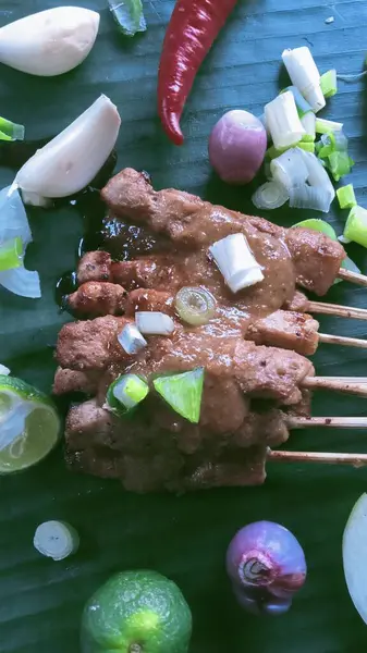 バナナの葉の上の鶏のサテ インドネシア料理 — ストック写真