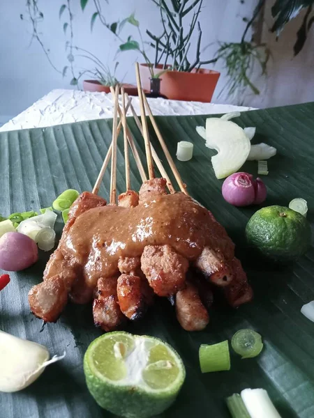 Κοτόπουλο Satay Φύλλα Μπανάνας Ινδονησιακή Κουζίνα — Φωτογραφία Αρχείου