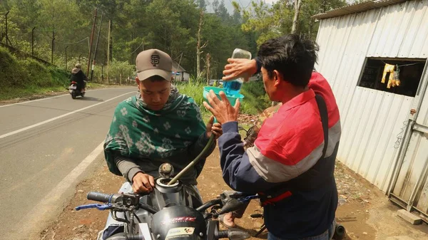 Endonezya Yolda Benzin Satıcısı — Stok fotoğraf