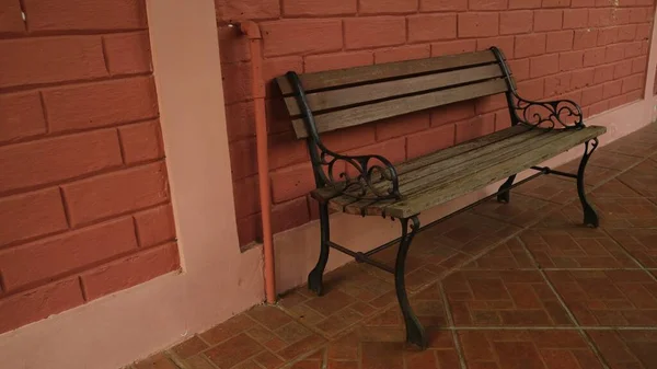 Tuğla Duvarın Karşısında Duran Eski Bir Tahta Sandalye — Stok fotoğraf